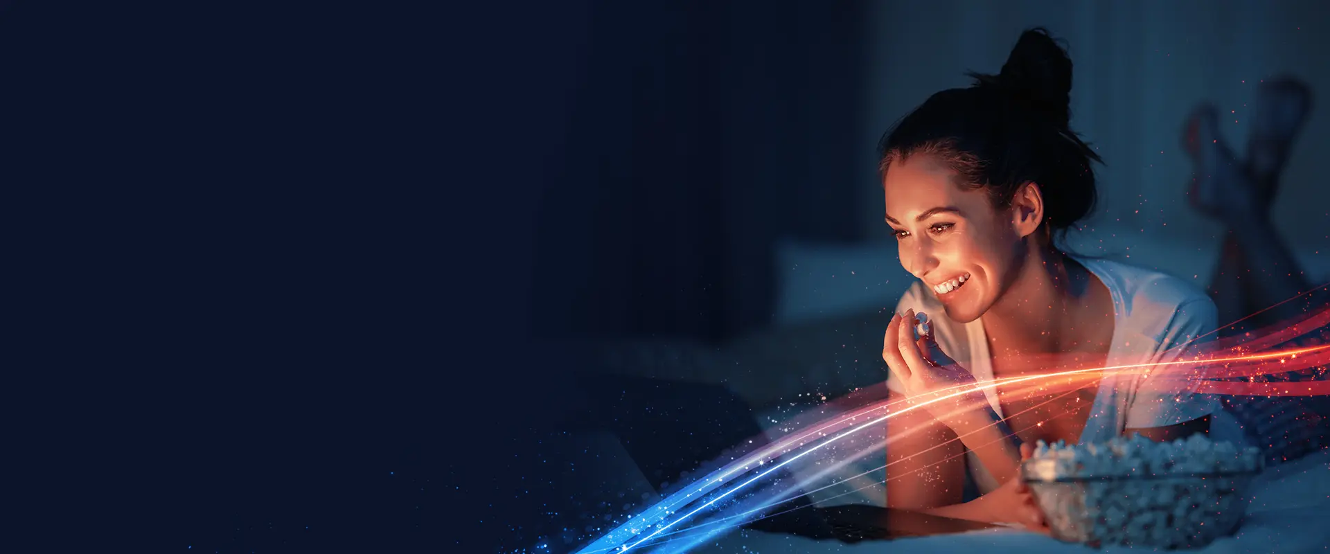 Mulher sorrindo para a tela do notebook.